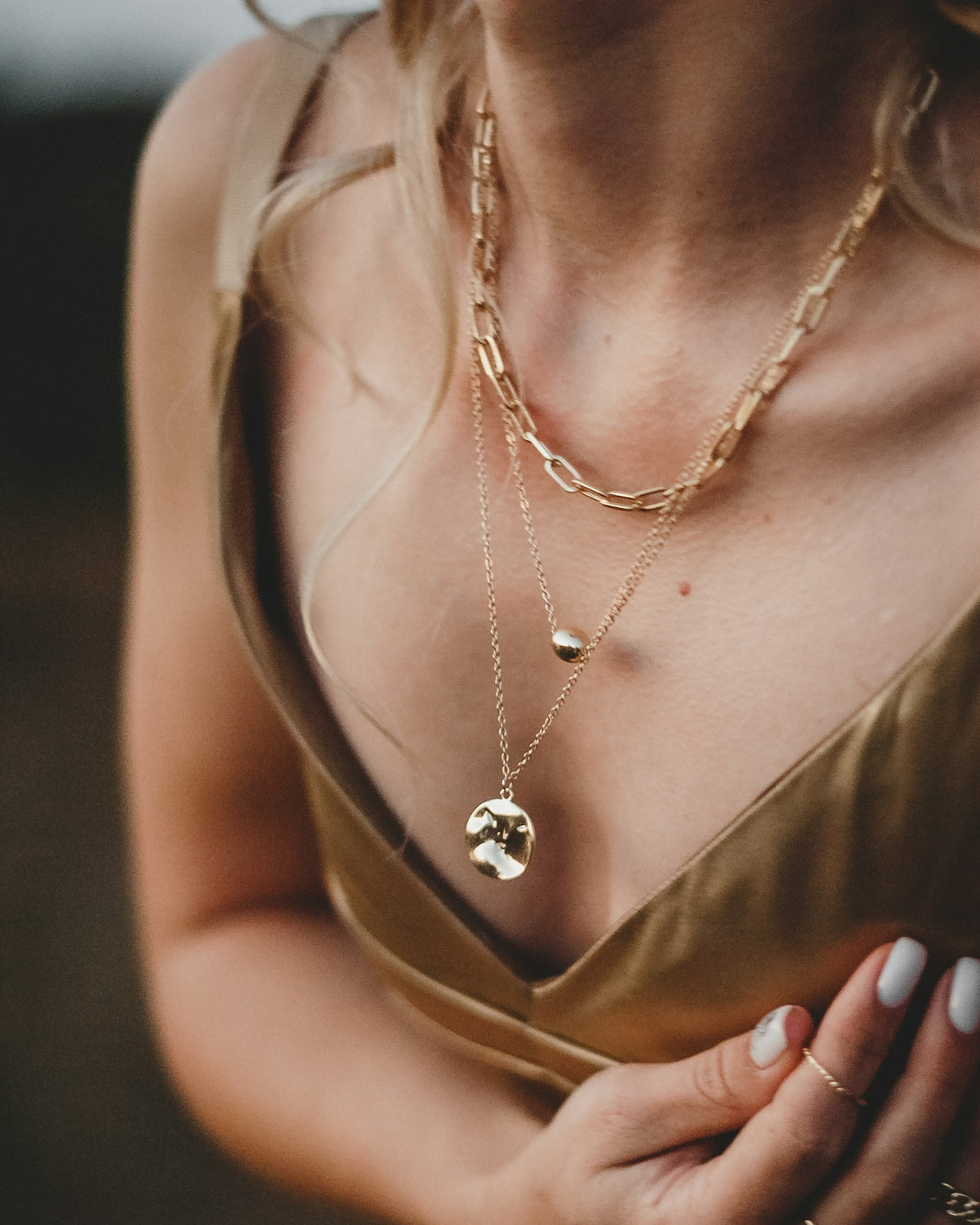 Twin layer necklace on the neck