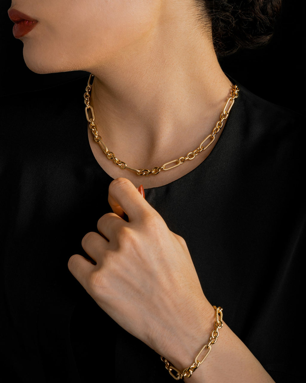 Woman wearing a long necklace and bracelet