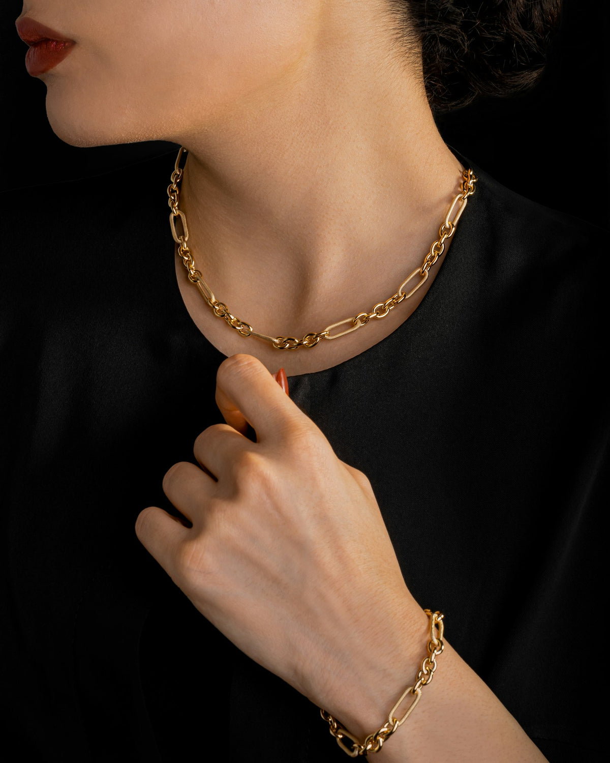 Woman wearing a long necklace and bracelet