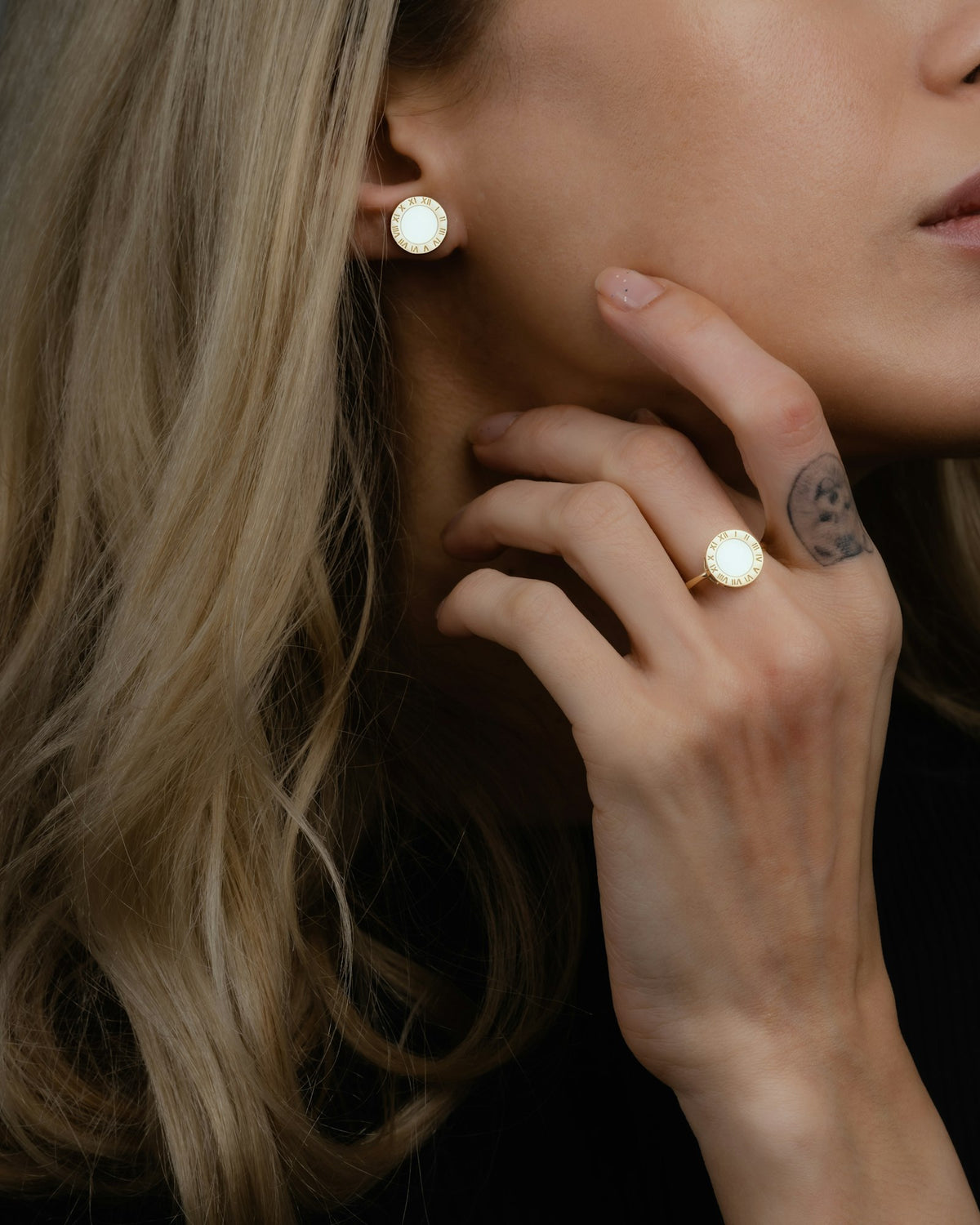 Solitaire ring worn on the hand