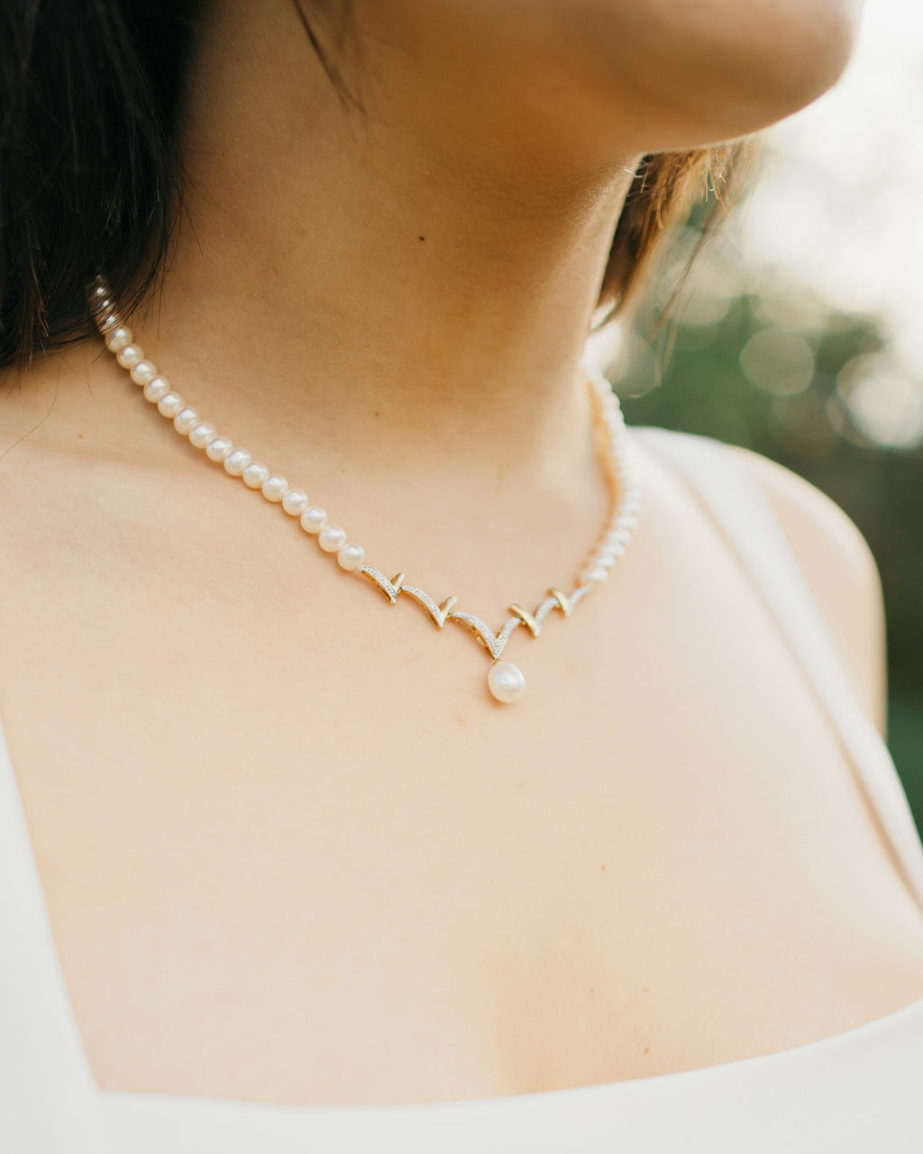 Pearl necklace worn on the neck