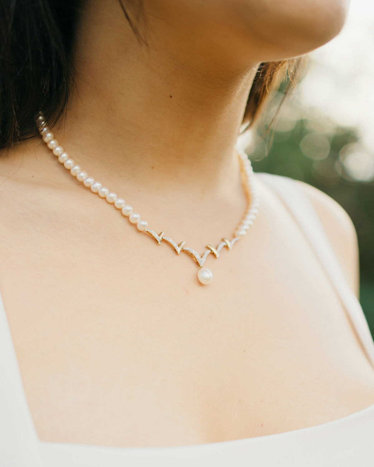 Pearl necklace worn on the neck